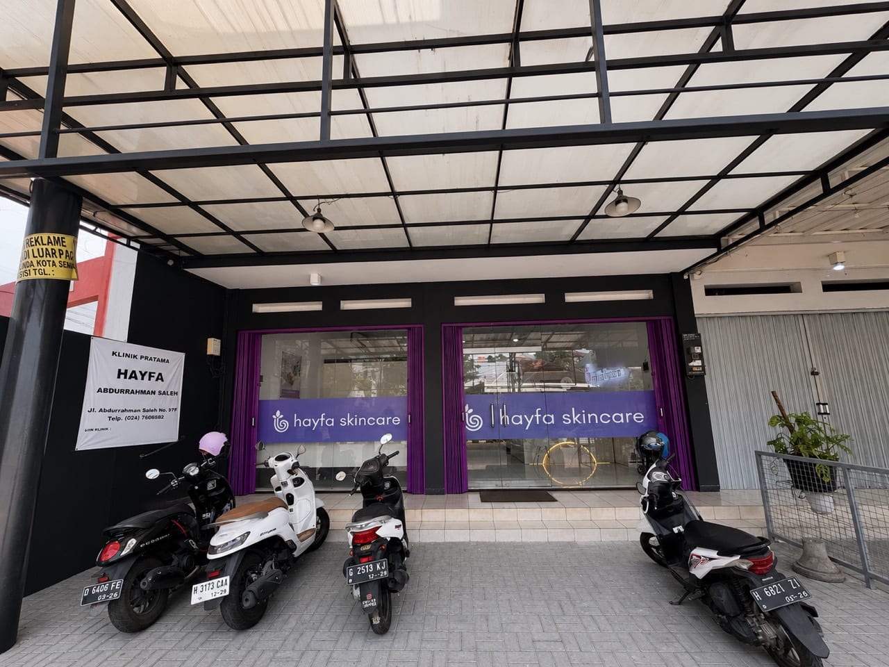 Pintu masuk dan area depan Hayfa Skin Clinic Manyaran.