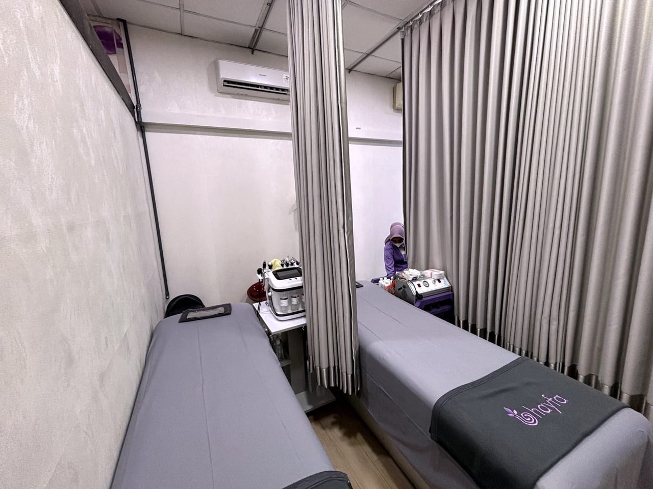 Ruang treatment Hayfa Skin Clinic Manyaran.