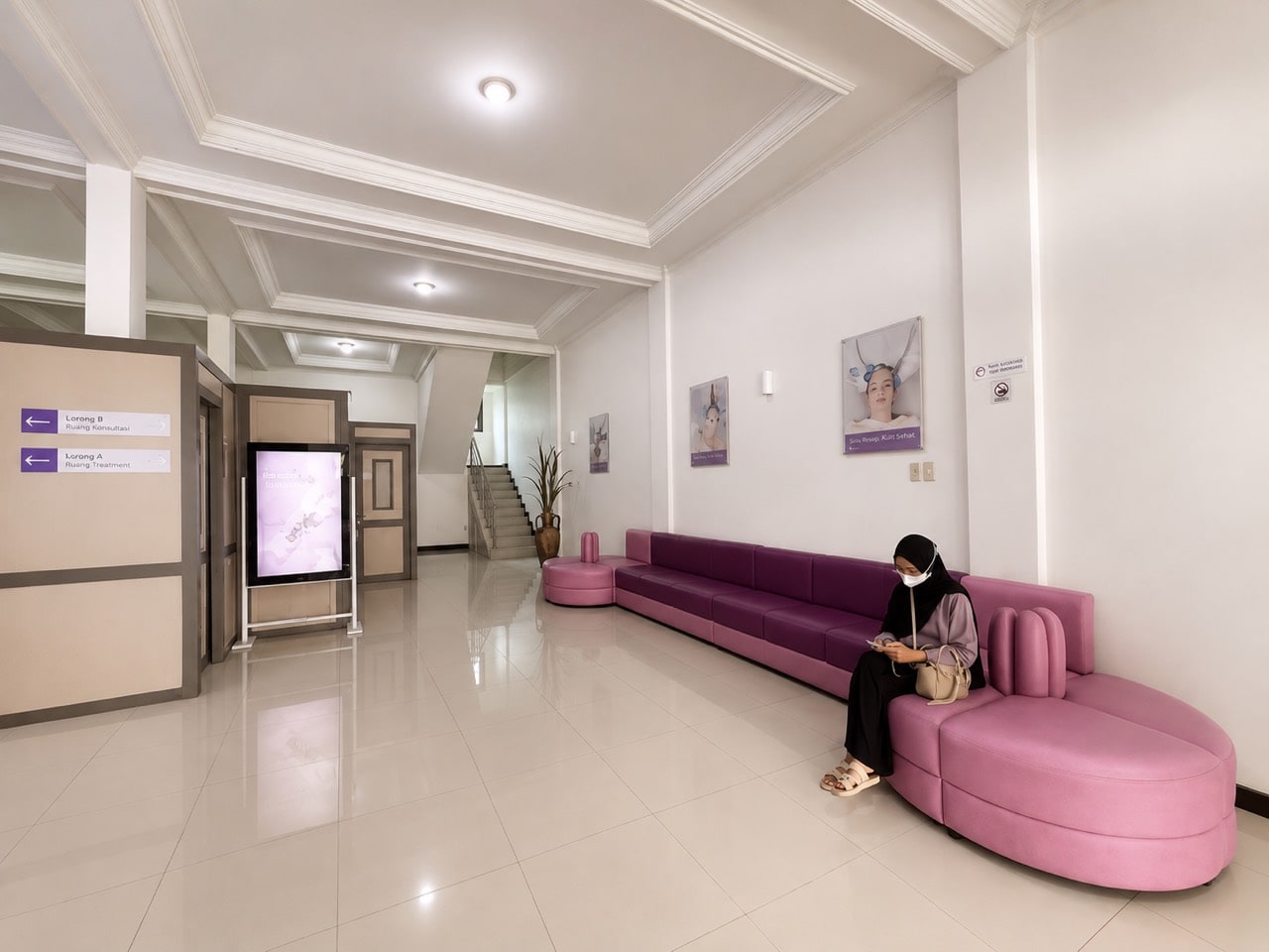 Area tunggu Hayfa Skin Clinic Ngaliyan.