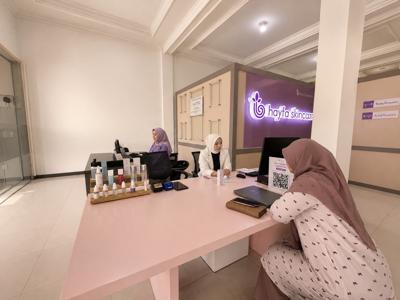 Area resepsionis Hayfa Skin Clinic Ngaliyan.