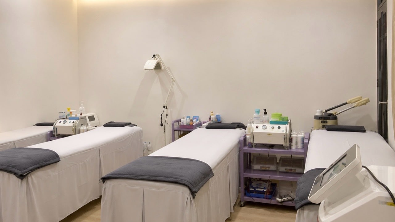 Ruang treatment Hayfa Skin Clinic Ngaliyan.