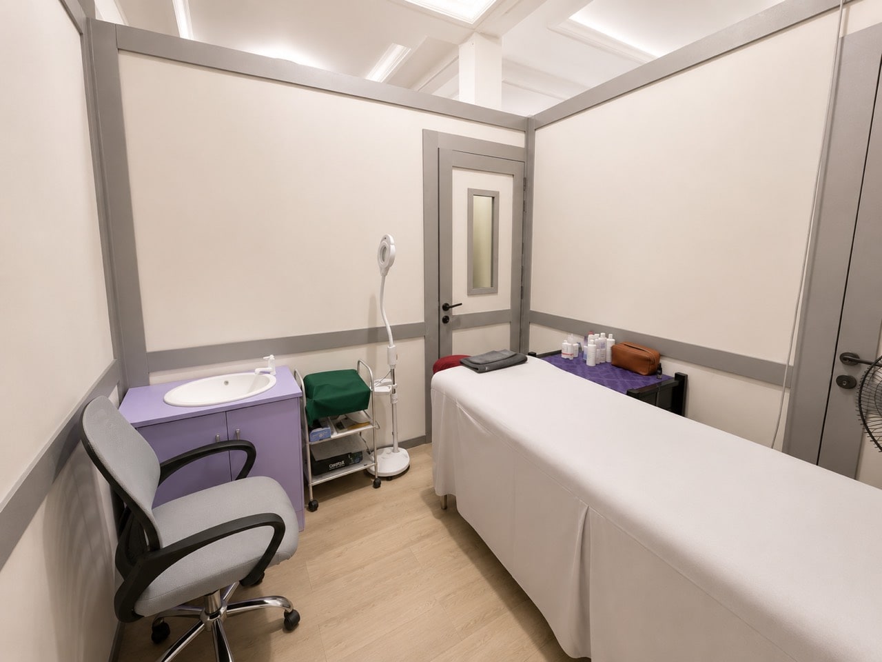 Ruang treatment Hayfa Skin Clinic Ngaliyan dari sudut lain.