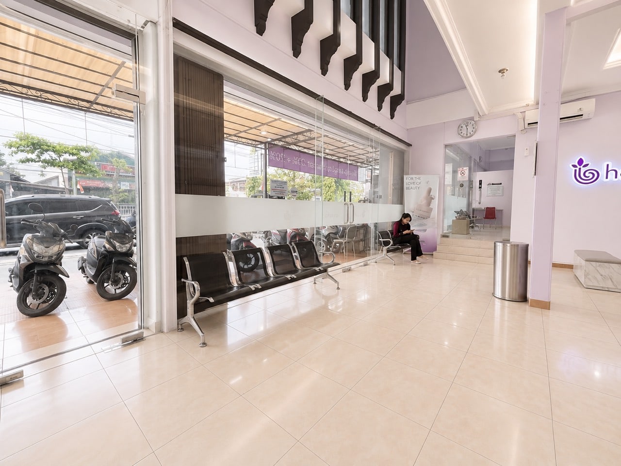 Area lobi dan akses masuk Hayfa Skin Clinic Tlogosari.