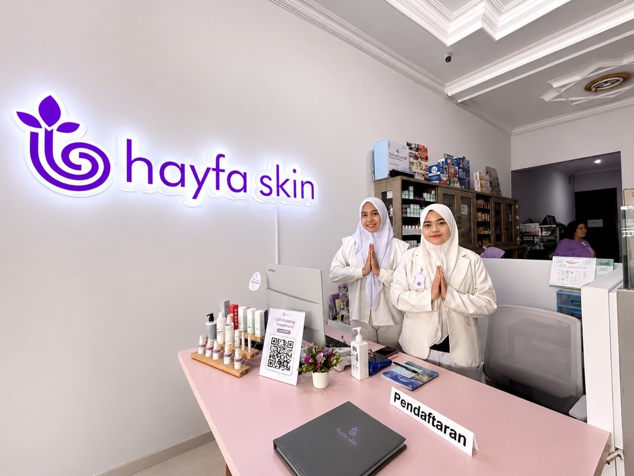 Area resepsionis Hayfa Skin Clinic Tlogosari dengan tim klinik.