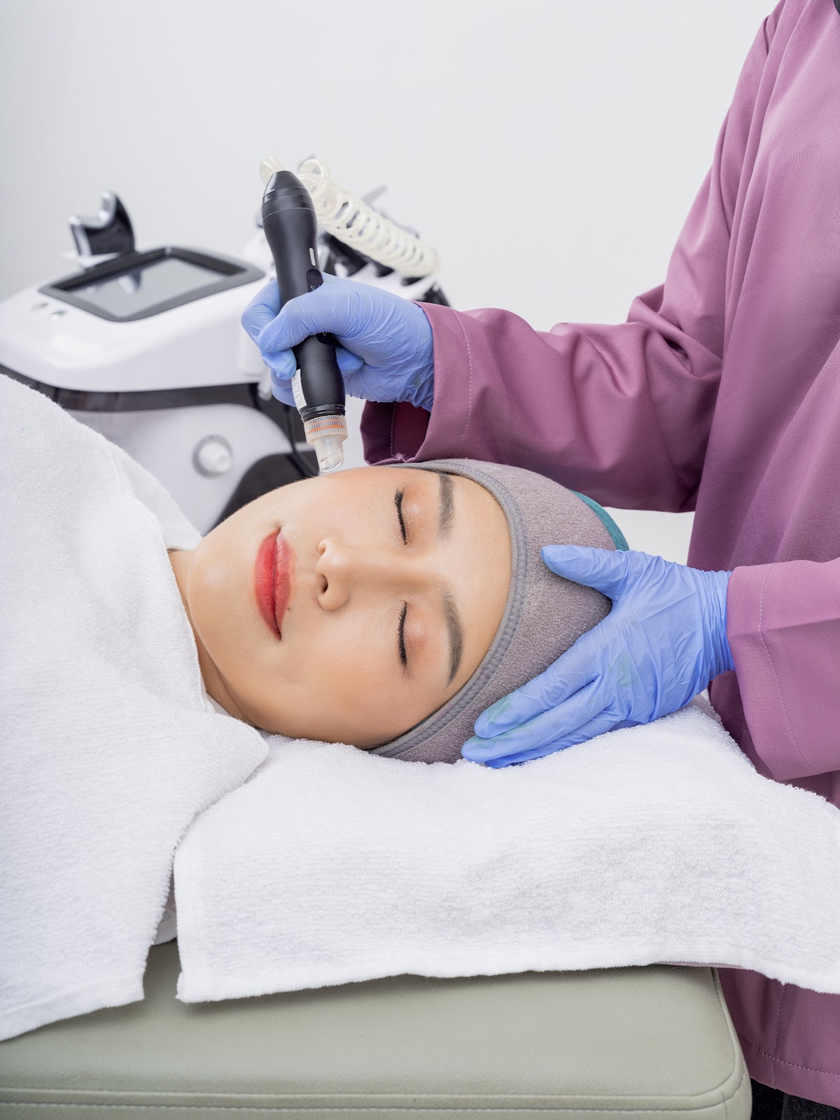 Treatment wajah Hayfa dengan perangkat klinik