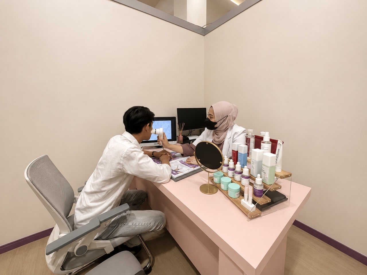 Proses konsultasi kulit di Hayfa Skin Clinic Ungaran.
