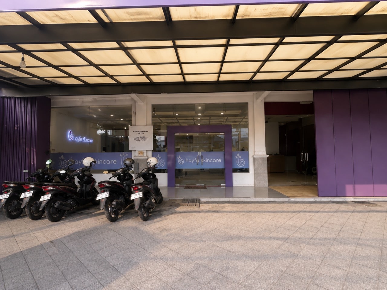 Area depan dan pintu masuk Hayfa Skin Clinic Ungaran.