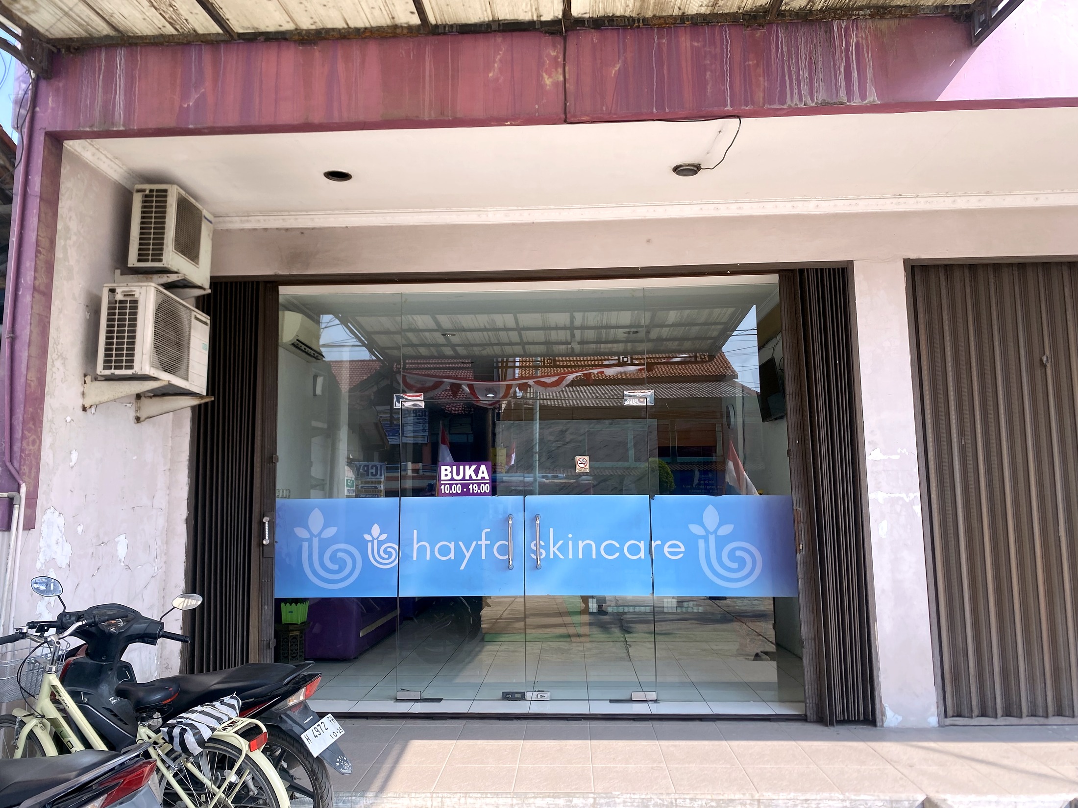 Tampak depan ruko Hayfa Skin Brebes.