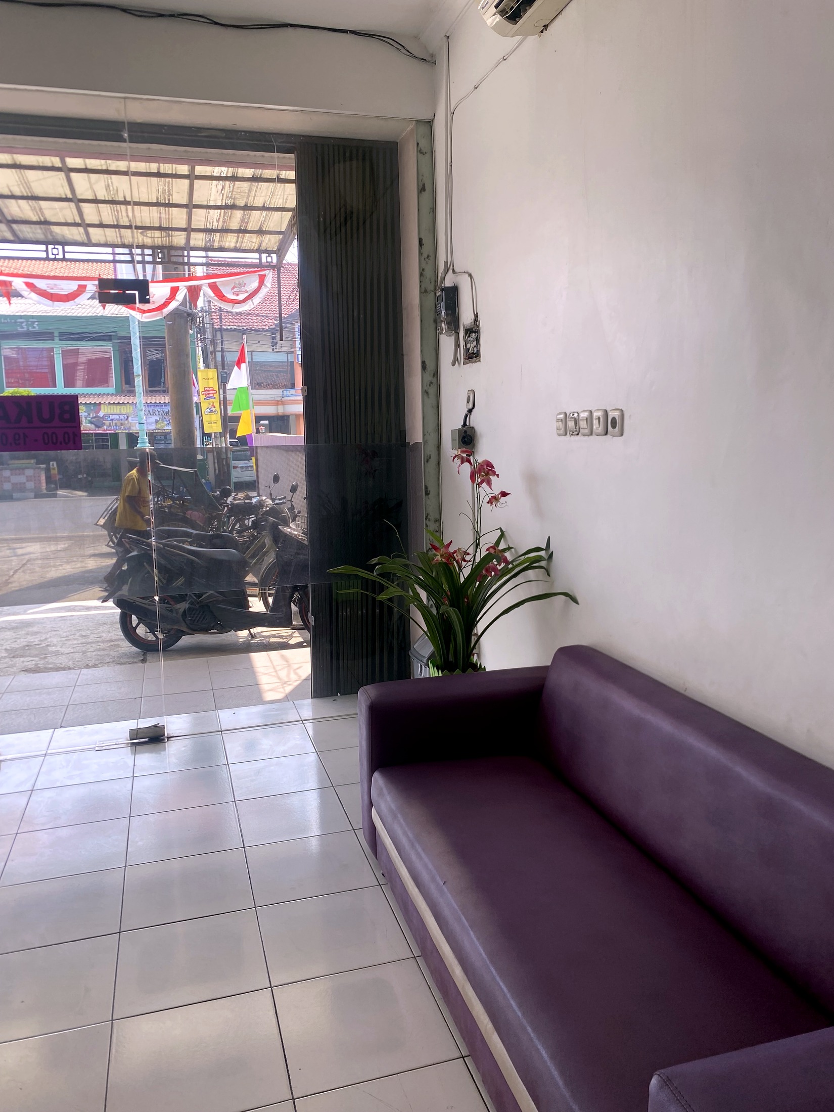 Area lobi Hayfa Skin Brebes.