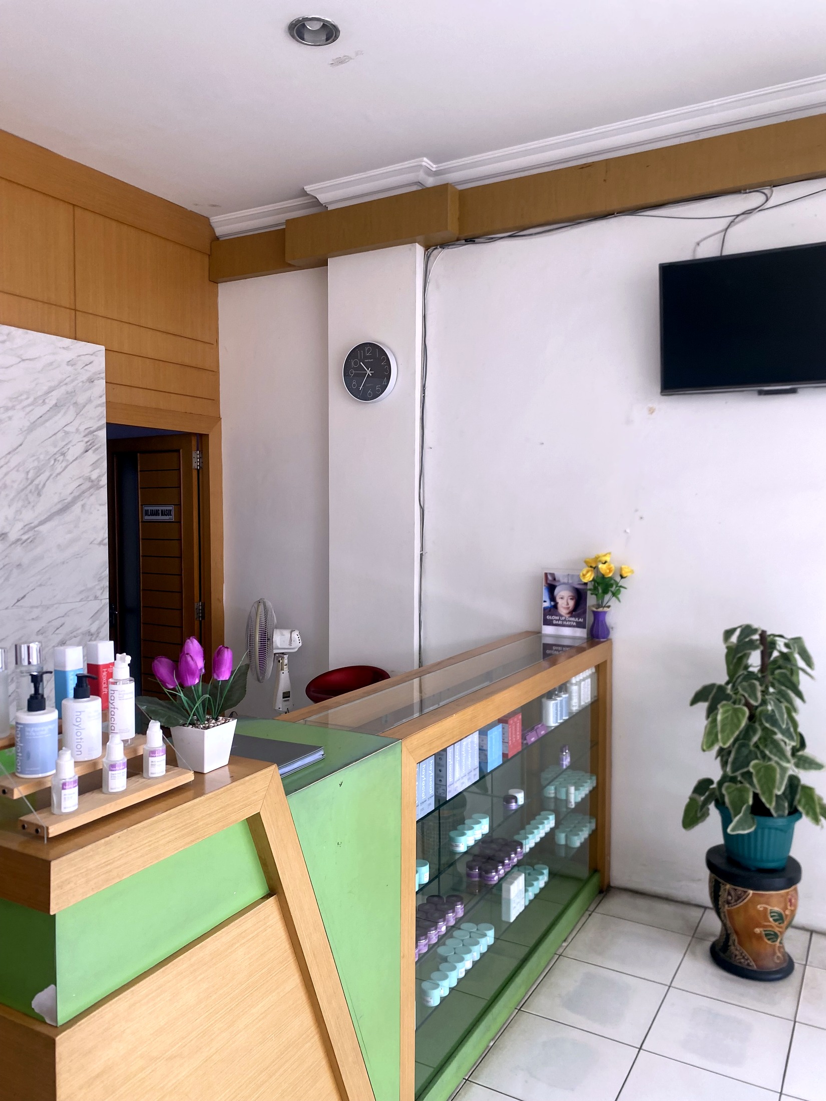 Area resepsionis Hayfa Skin Brebes.
