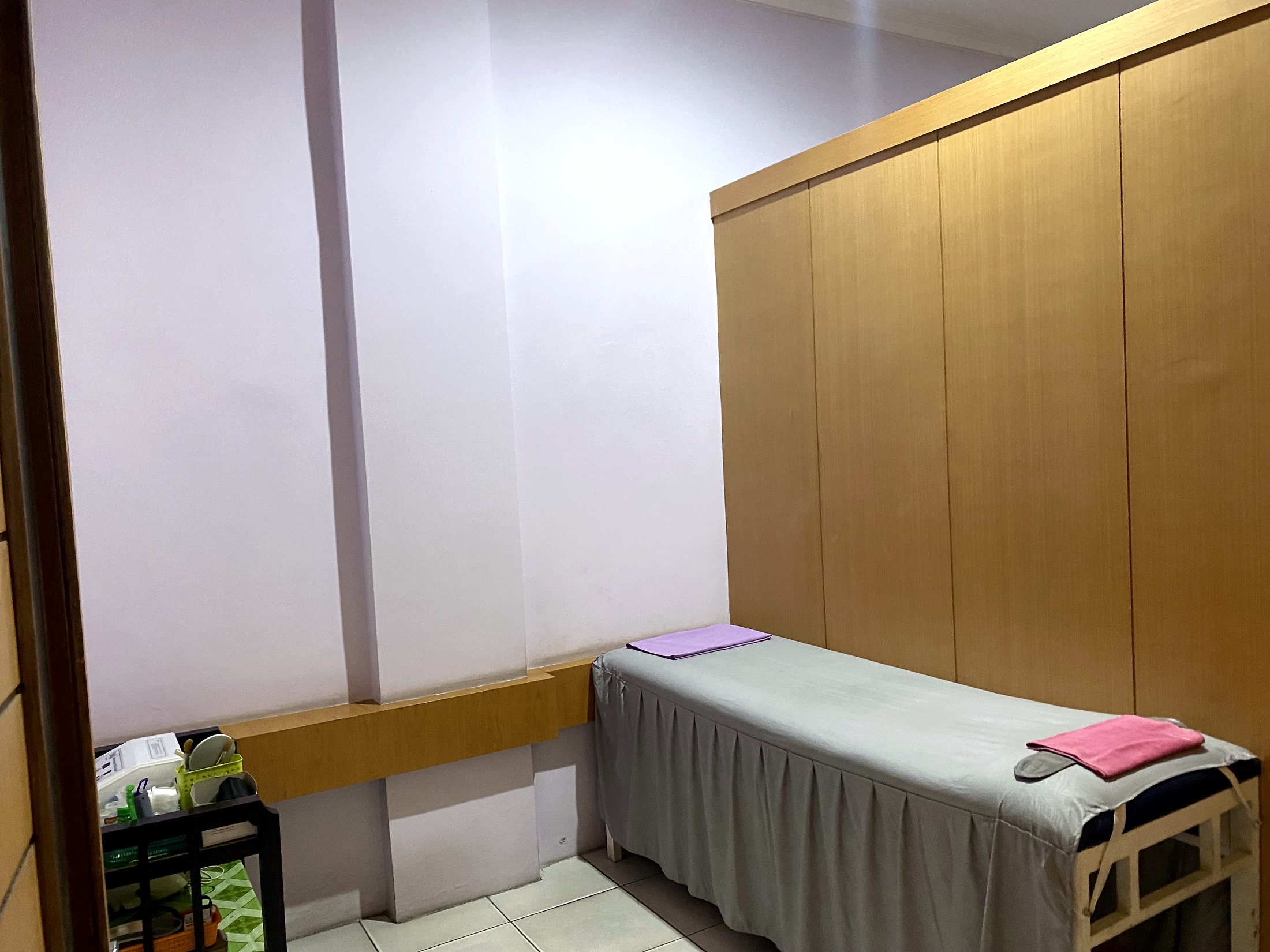 Ruang treatment Hayfa Skin Brebes dari sudut lain.