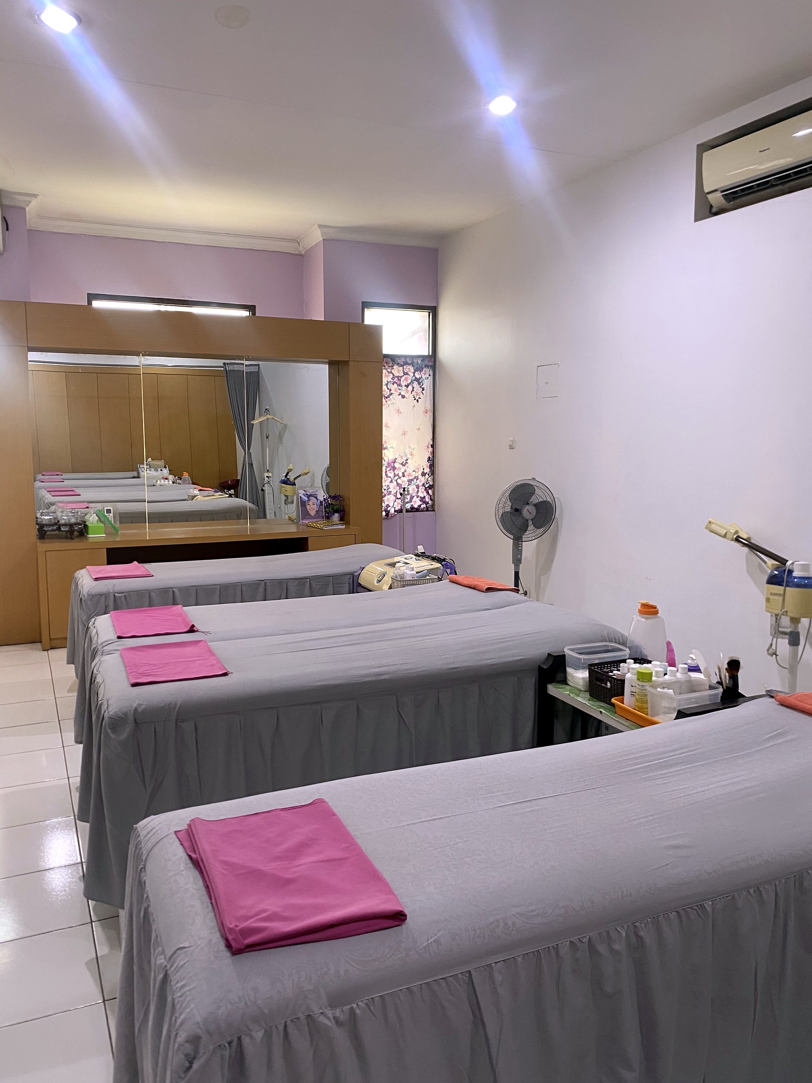 Ruang treatment Hayfa Skin Brebes.