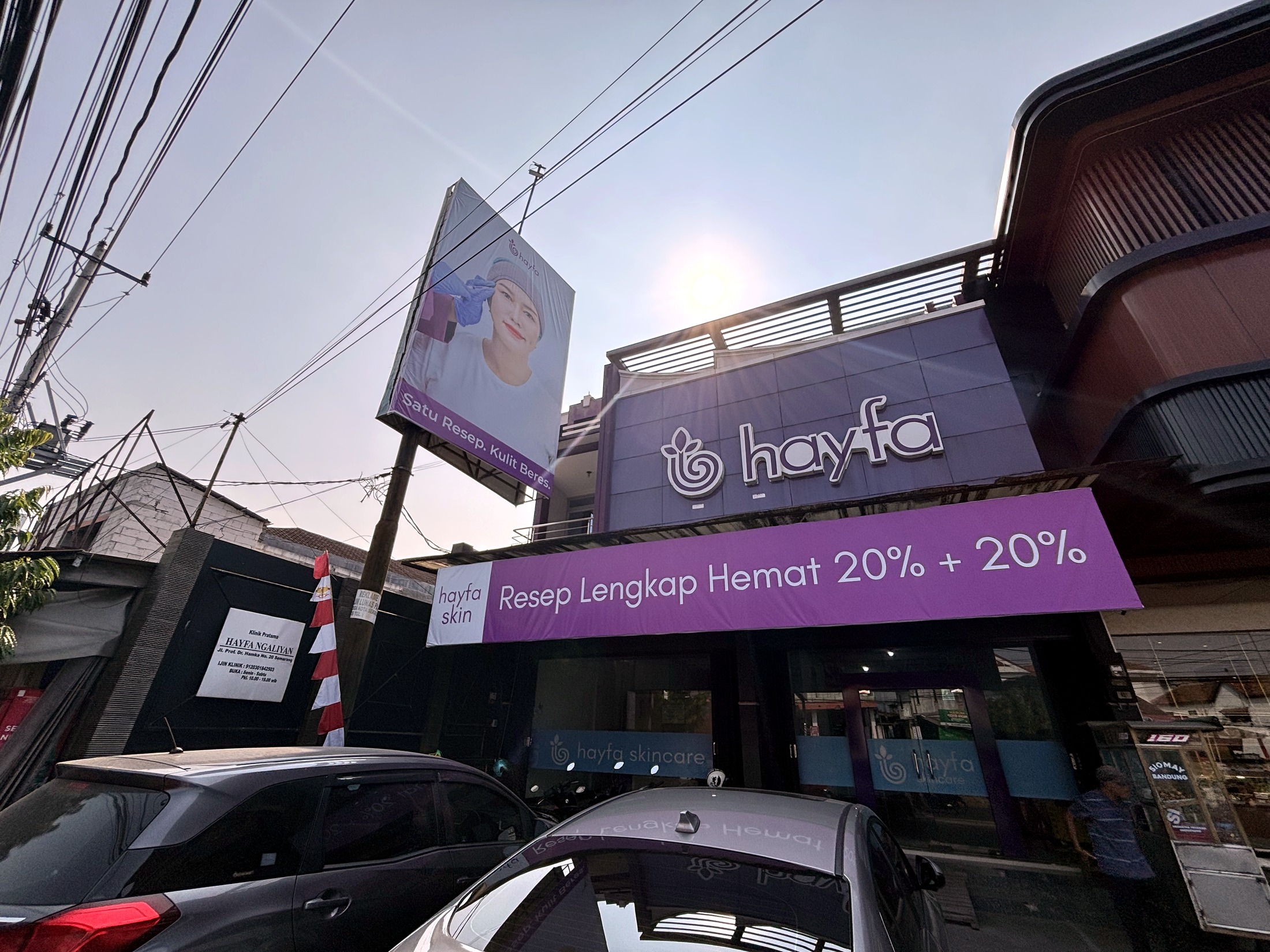 Papan nama luar Hayfa Skin Clinic Ngaliyan.