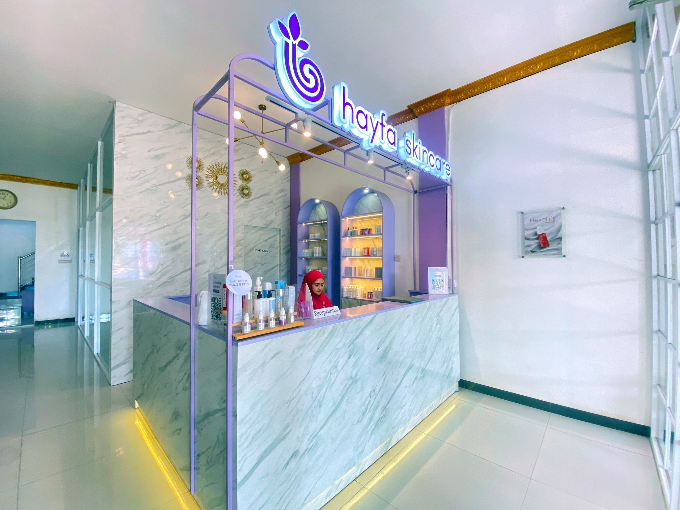 Area display bagian depan Hayfa Skin Clinic Pekalongan.