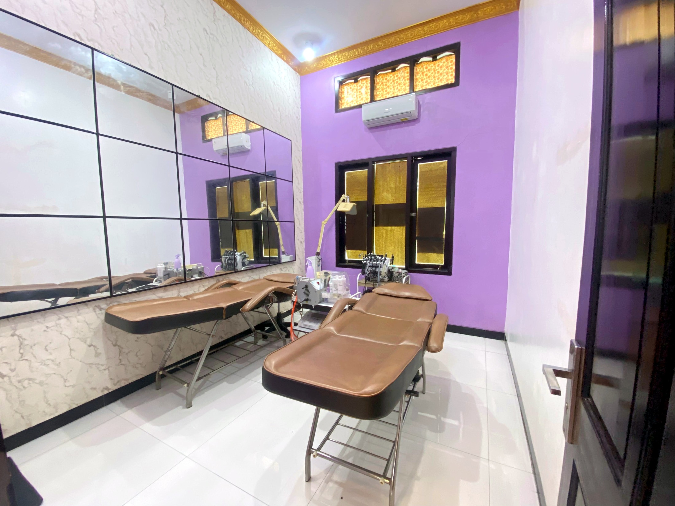 Ruang treatment Hayfa Skin Clinic Pekalongan.