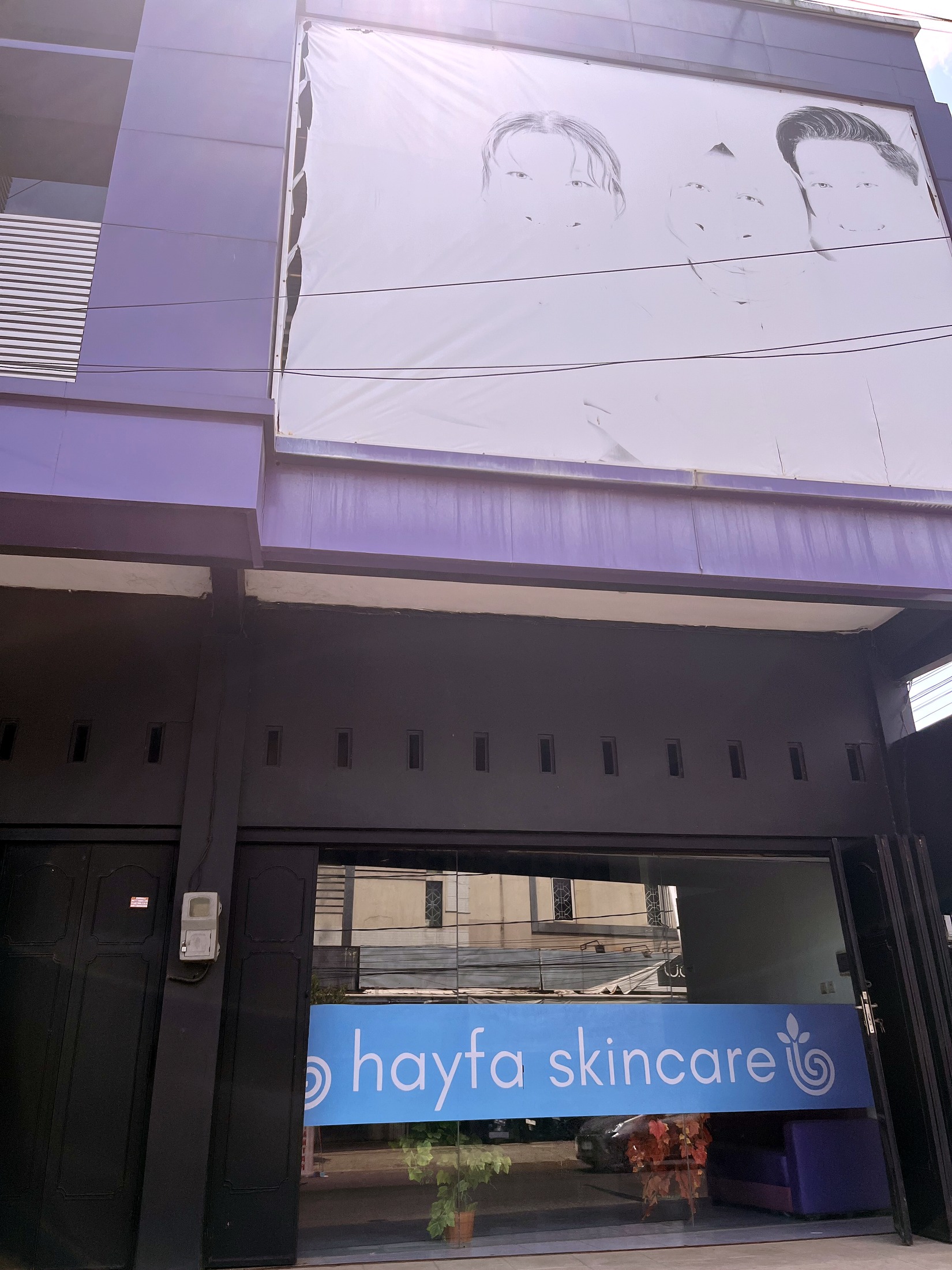 Tampak depan Hayfa Skin Purbalingga dari sisi lain.