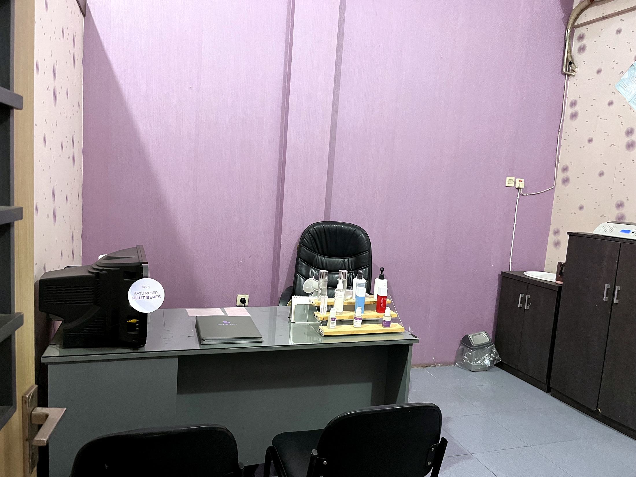 Area resepsionis Hayfa Skin Purbalingga.