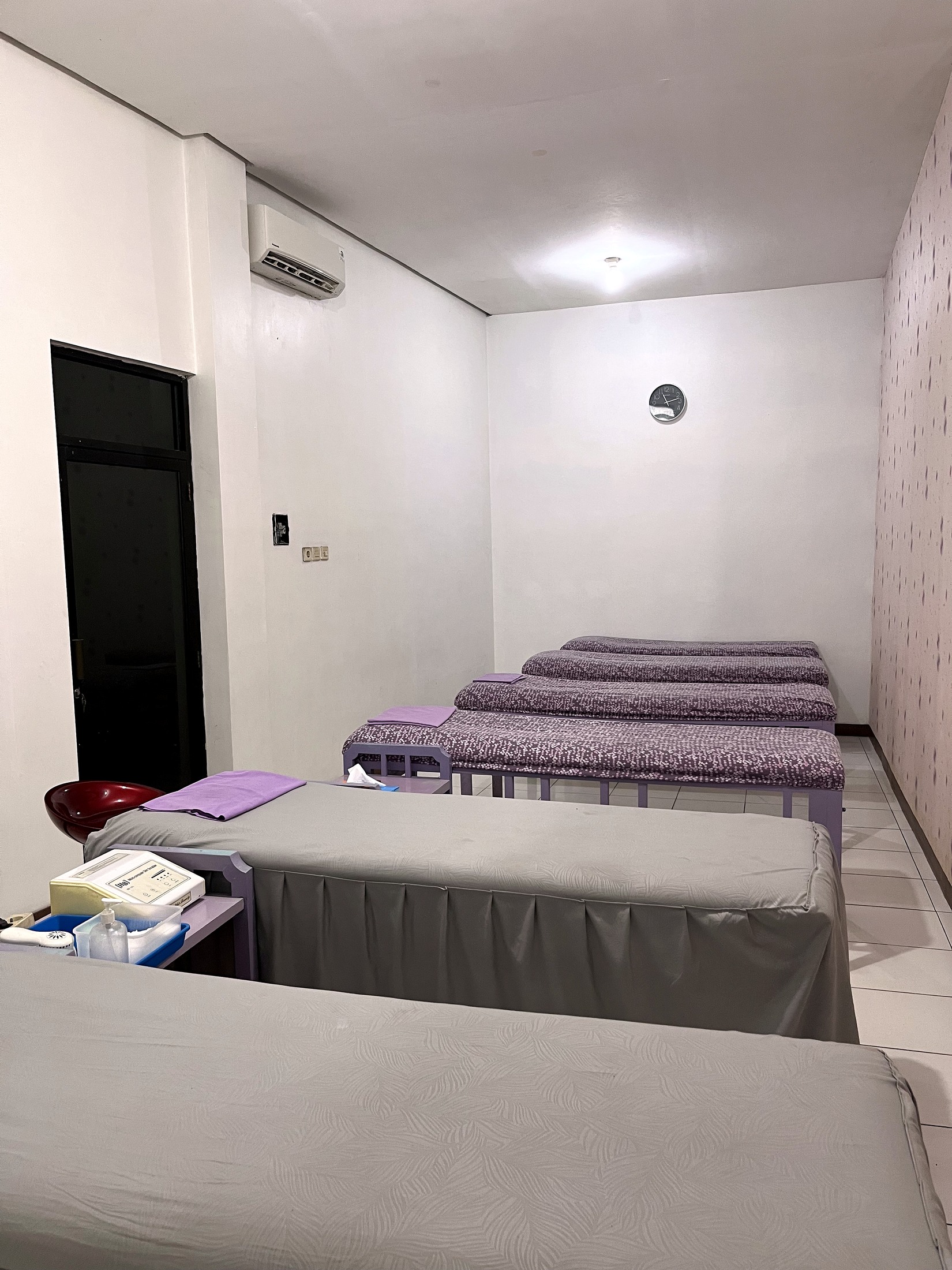 Ruang treatment Hayfa Skin Purbalingga dari sudut lain.