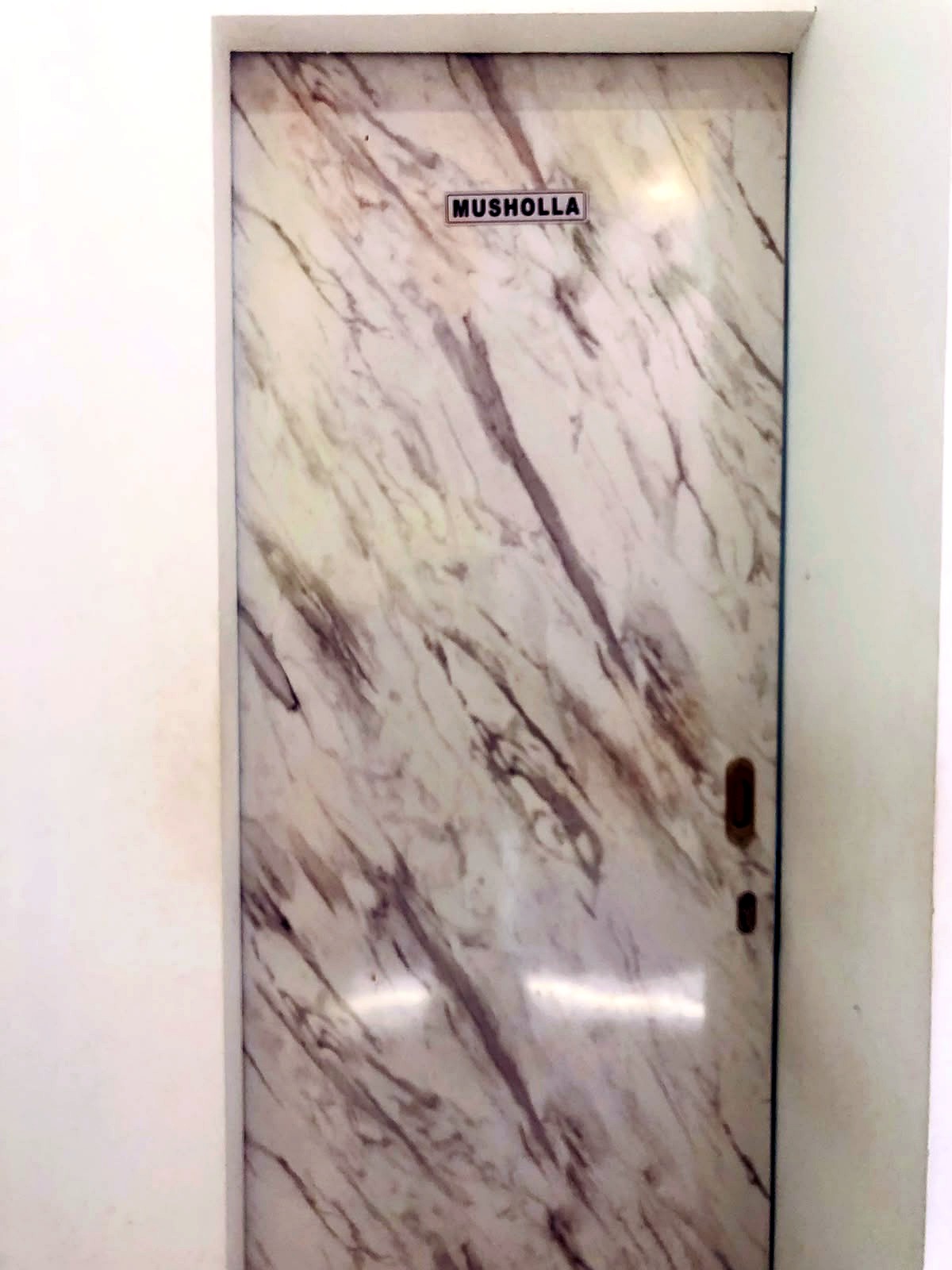 Area pintu ruang layanan Hayfa Skin Tegal.