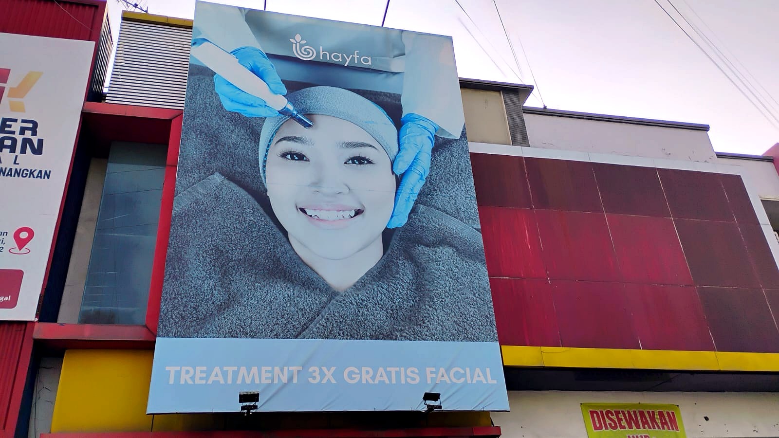 Papan nama luar Hayfa Skin Tegal.