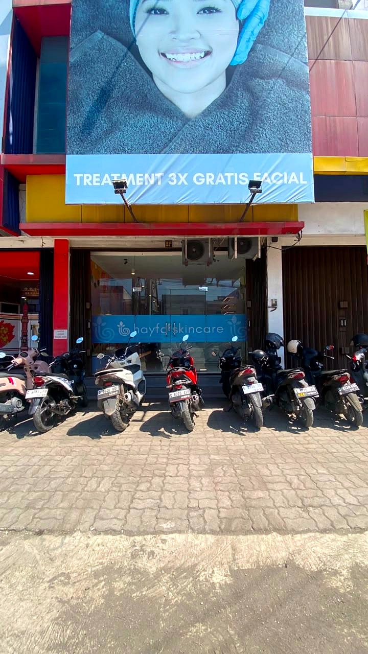 Tampak bangunan Hayfa Skin Tegal dari sisi jalan.