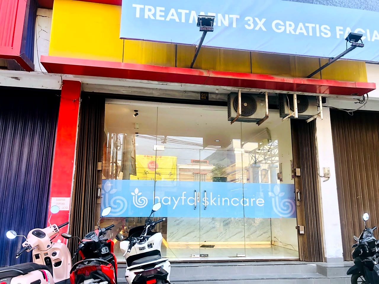 Pintu masuk dan papan nama Hayfa Skin Tegal.