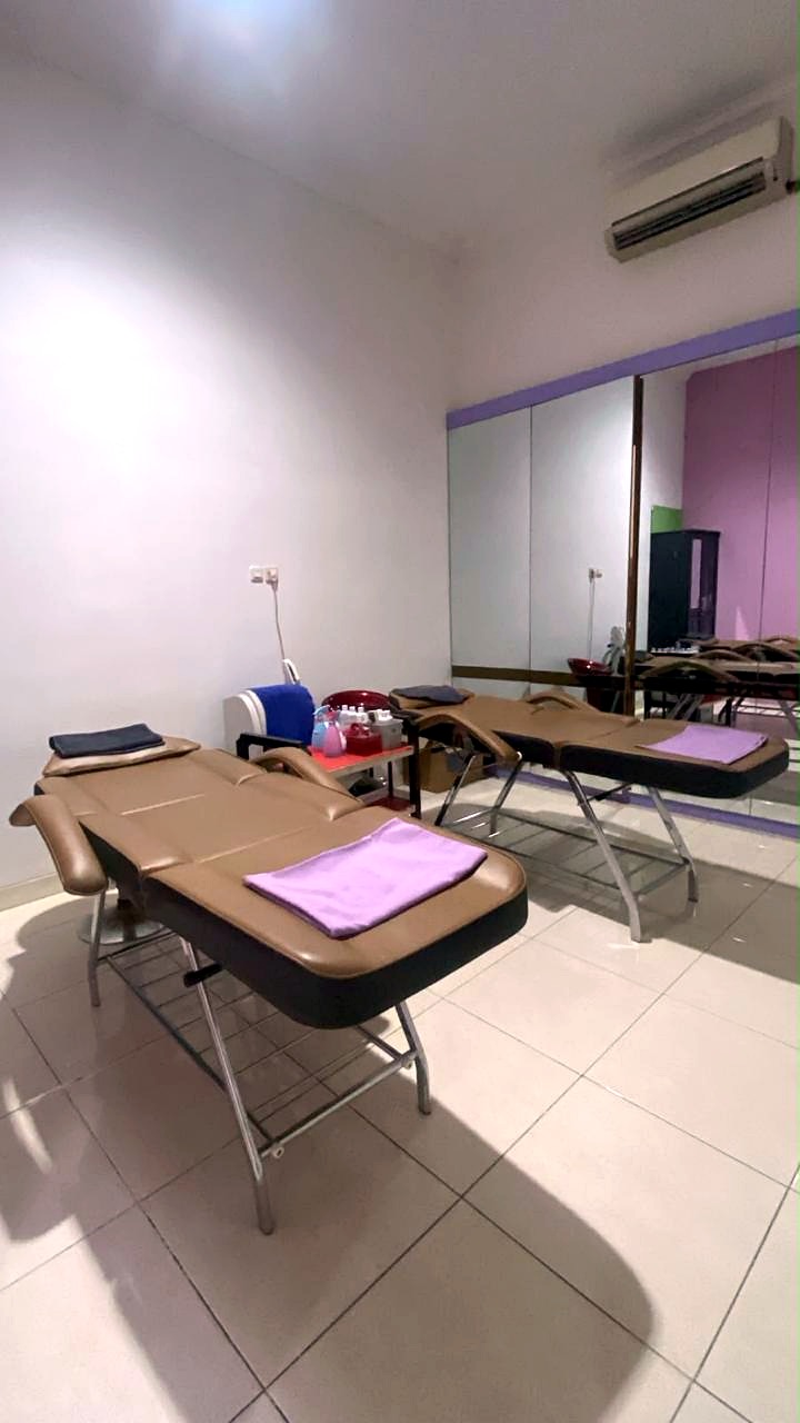 Ruang treatment Hayfa Skin Tegal.